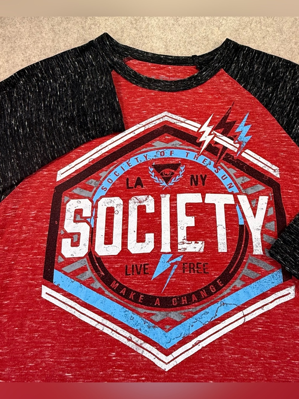 Buckle Men’s Society Cubist Red and Black Raglan Tee 3/4 Sleeve, Size Large EUC